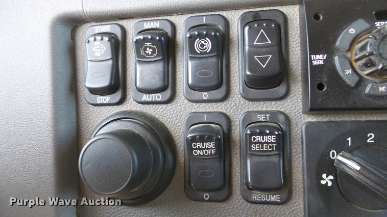 image for item DC0717 2013 Peterbilt 386 semi truck