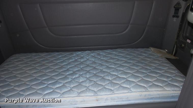 image for item DC0717 2013 Peterbilt 386 semi truck