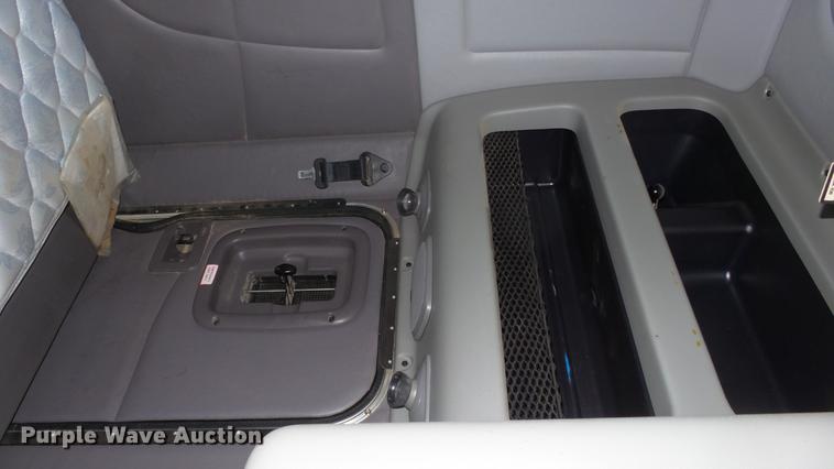 image for item DC0717 2013 Peterbilt 386 semi truck