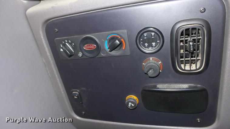 image for item DC0717 2013 Peterbilt 386 semi truck