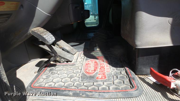 image for item DC0717 2013 Peterbilt 386 semi truck