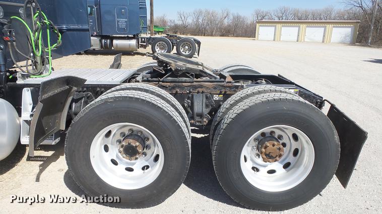 image for item DC0717 2013 Peterbilt 386 semi truck