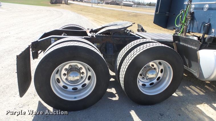 image for item DC0717 2013 Peterbilt 386 semi truck