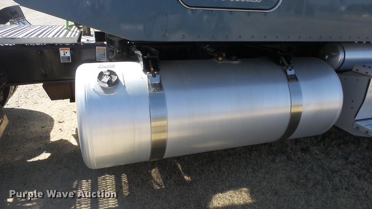 image for item DC0717 2013 Peterbilt 386 semi truck