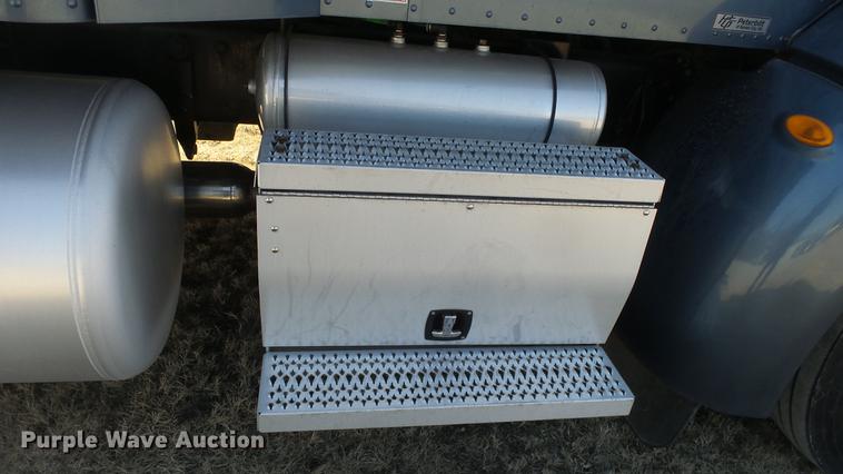 image for item DC0717 2013 Peterbilt 386 semi truck