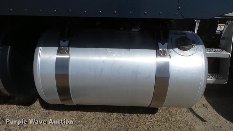 image for item DC0717 2013 Peterbilt 386 semi truck