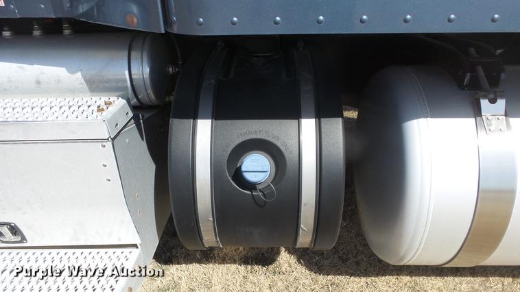 image for item DC0717 2013 Peterbilt 386 semi truck