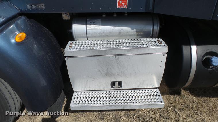image for item DC0717 2013 Peterbilt 386 semi truck