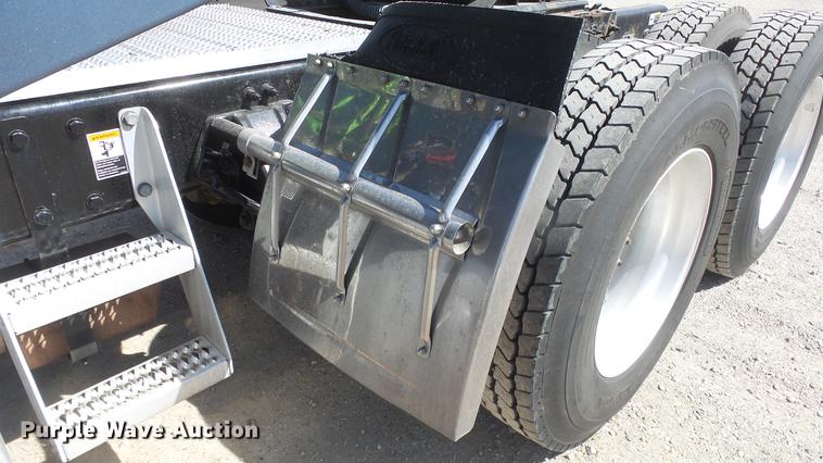 image for item DC0717 2013 Peterbilt 386 semi truck