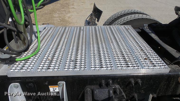 image for item DC0717 2013 Peterbilt 386 semi truck