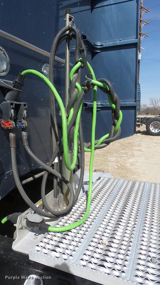 image for item DC0717 2013 Peterbilt 386 semi truck