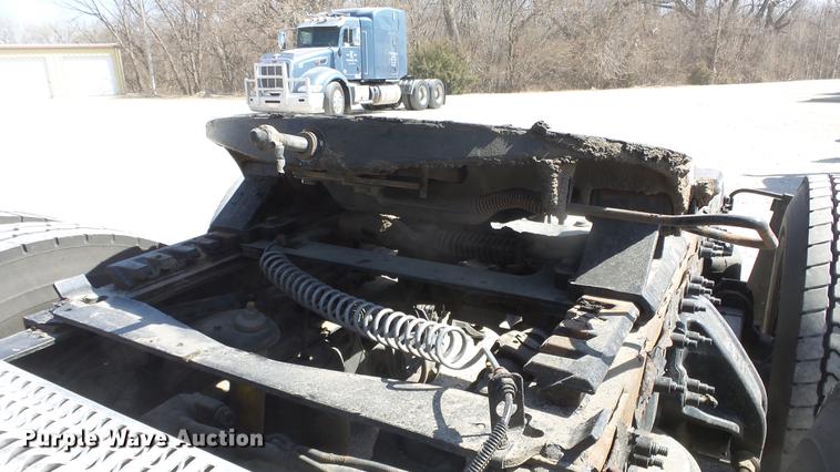 image for item DC0717 2013 Peterbilt 386 semi truck