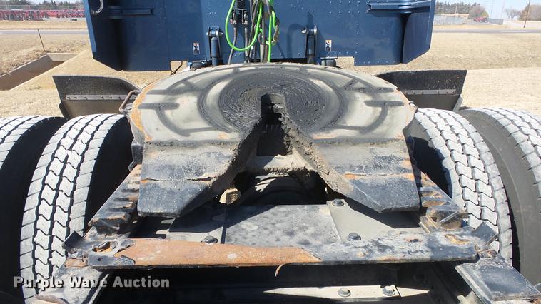 image for item DC0717 2013 Peterbilt 386 semi truck