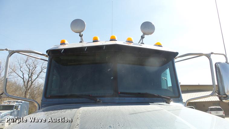 image for item DC0717 2013 Peterbilt 386 semi truck