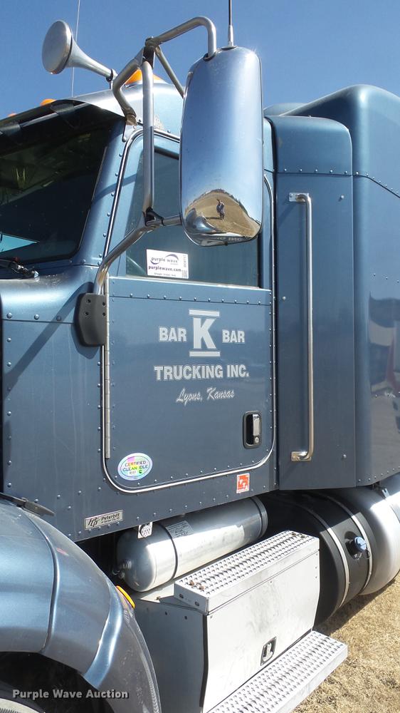 image for item DC0717 2013 Peterbilt 386 semi truck