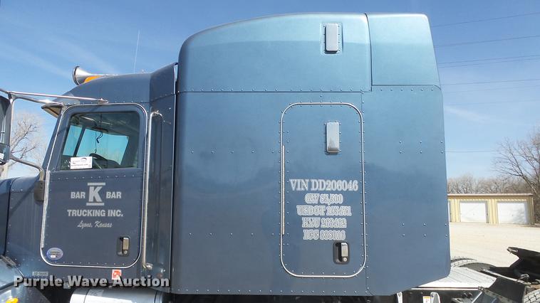 image for item DC0717 2013 Peterbilt 386 semi truck