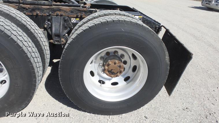 image for item DC0717 2013 Peterbilt 386 semi truck