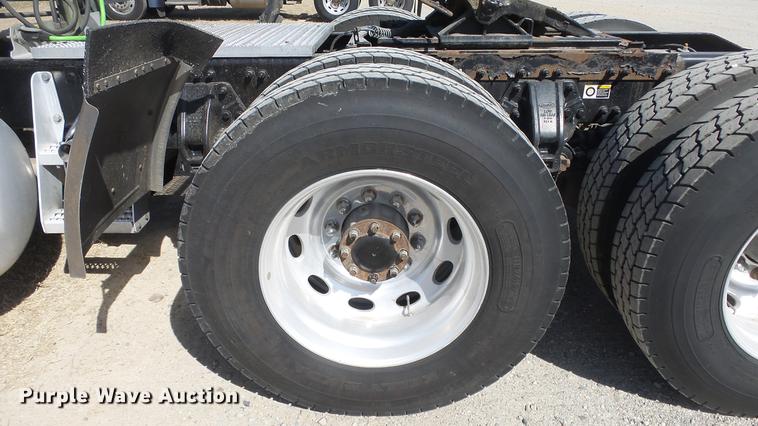 image for item DC0717 2013 Peterbilt 386 semi truck