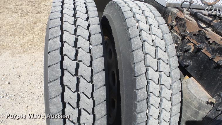 image for item DC0717 2013 Peterbilt 386 semi truck