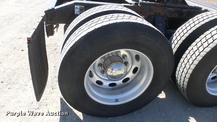 image for item DC0717 2013 Peterbilt 386 semi truck