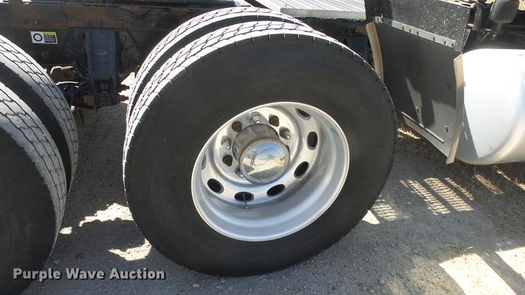 image for item DC0717 2013 Peterbilt 386 semi truck