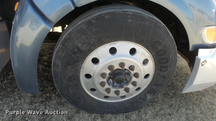 image for item DC0717 2013 Peterbilt 386 semi truck