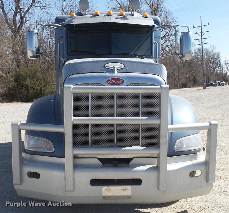 image for item DC0718 2013 Peterbilt 386 semi truck