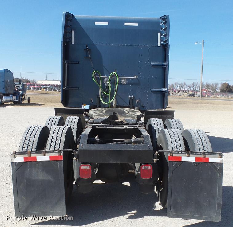 image for item DC0718 2013 Peterbilt 386 semi truck