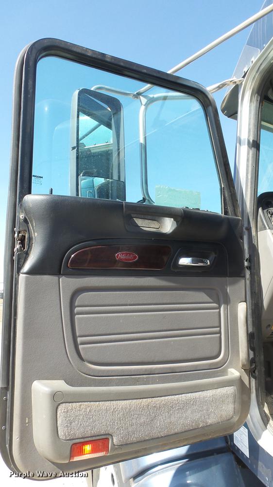 image for item DC0718 2013 Peterbilt 386 semi truck