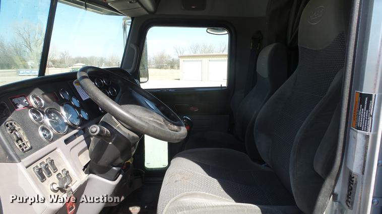 image for item DC0718 2013 Peterbilt 386 semi truck