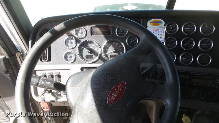 image for item DC0718 2013 Peterbilt 386 semi truck