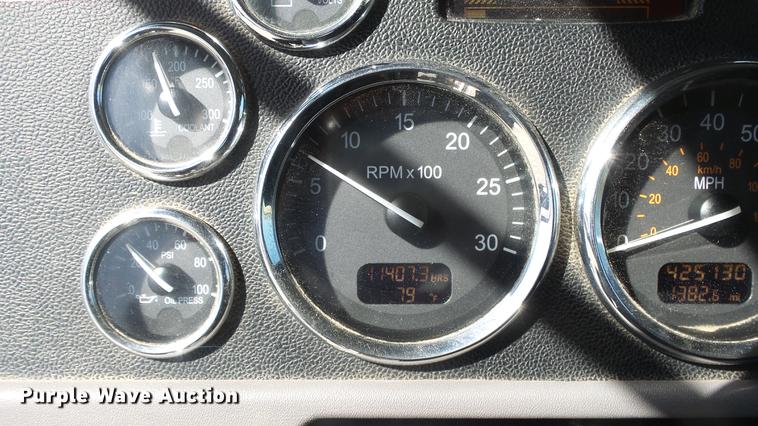 image for item DC0718 2013 Peterbilt 386 semi truck