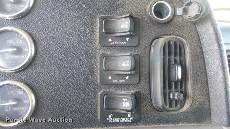 image for item DC0718 2013 Peterbilt 386 semi truck