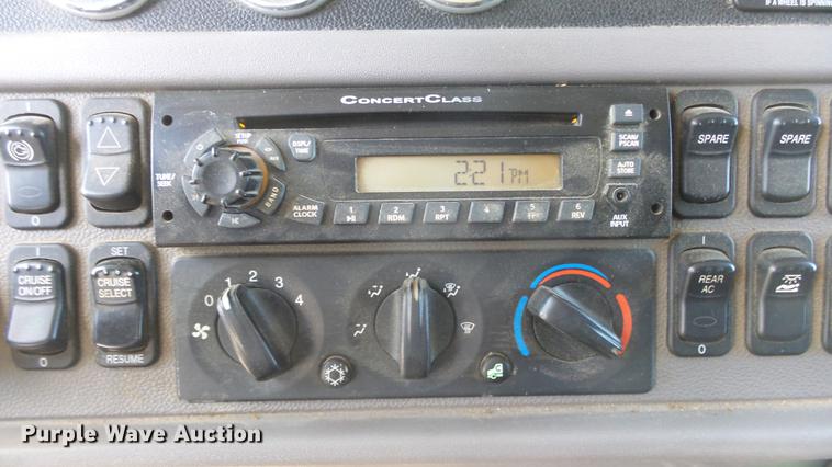 image for item DC0718 2013 Peterbilt 386 semi truck