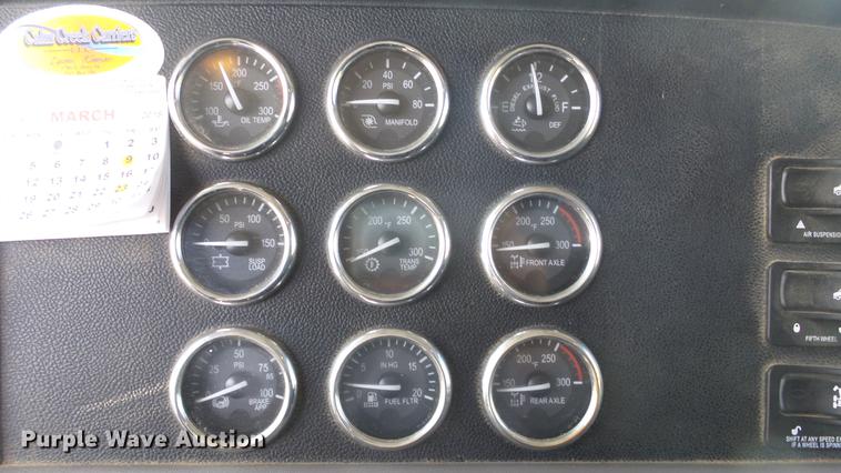 image for item DC0718 2013 Peterbilt 386 semi truck