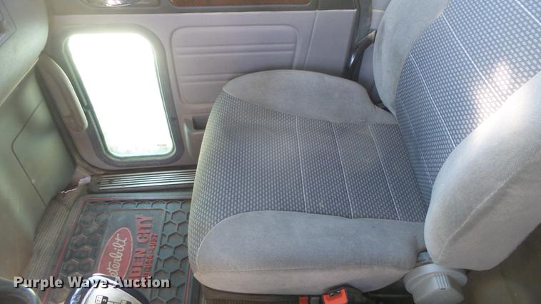 image for item DC0718 2013 Peterbilt 386 semi truck