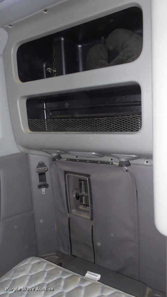 image for item DC0718 2013 Peterbilt 386 semi truck