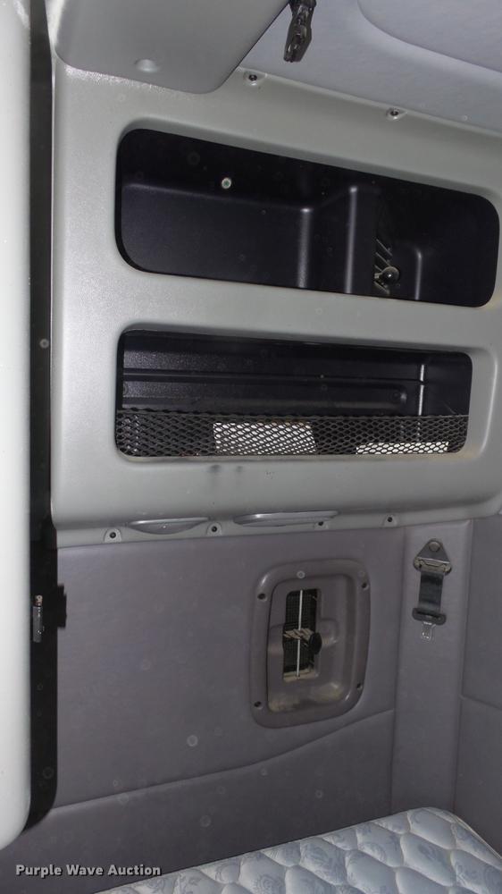 image for item DC0718 2013 Peterbilt 386 semi truck