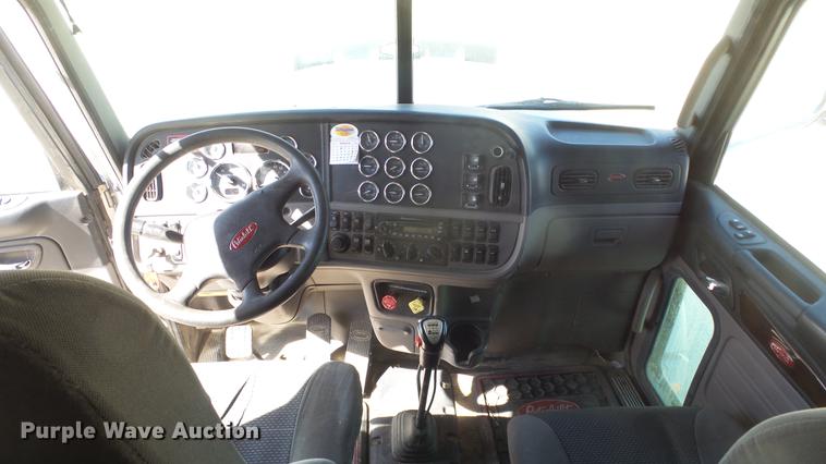 image for item DC0718 2013 Peterbilt 386 semi truck
