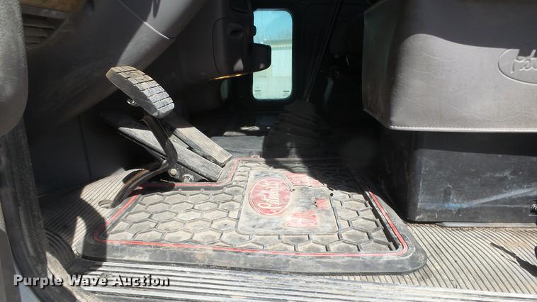 image for item DC0718 2013 Peterbilt 386 semi truck