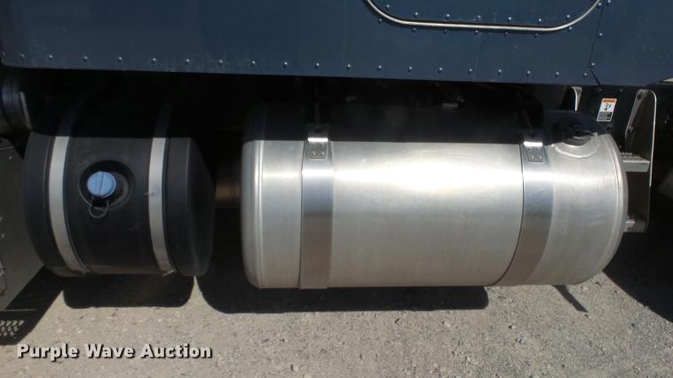 image for item DC0718 2013 Peterbilt 386 semi truck