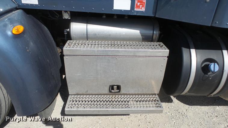 image for item DC0718 2013 Peterbilt 386 semi truck