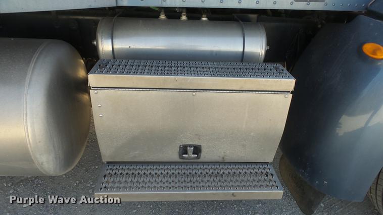 image for item DC0718 2013 Peterbilt 386 semi truck