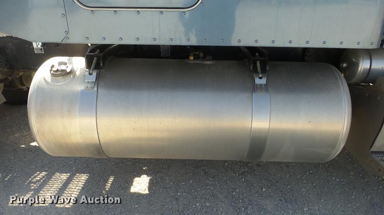 image for item DC0718 2013 Peterbilt 386 semi truck