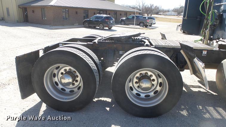 image for item DC0718 2013 Peterbilt 386 semi truck