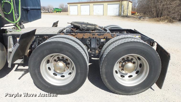 image for item DC0718 2013 Peterbilt 386 semi truck