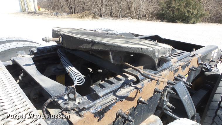 image for item DC0718 2013 Peterbilt 386 semi truck