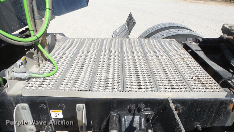 image for item DC0718 2013 Peterbilt 386 semi truck