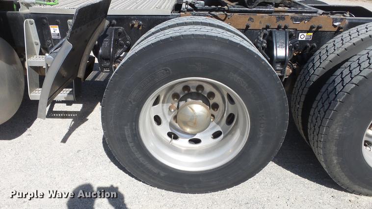 image for item DC0718 2013 Peterbilt 386 semi truck