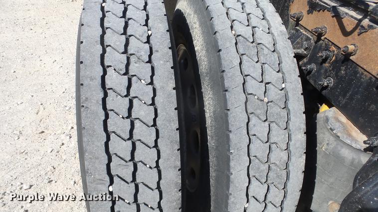 image for item DC0718 2013 Peterbilt 386 semi truck